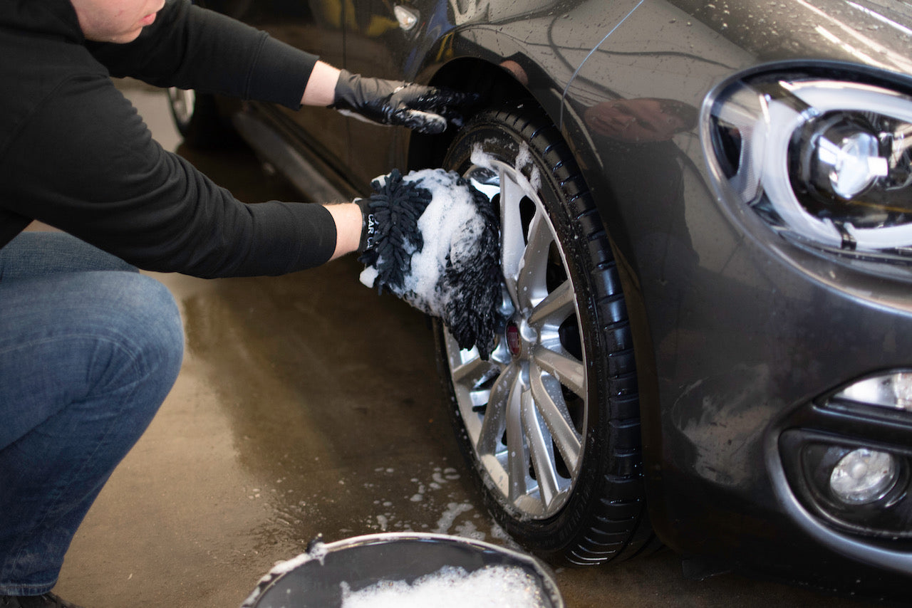 Wash mitt for wheels