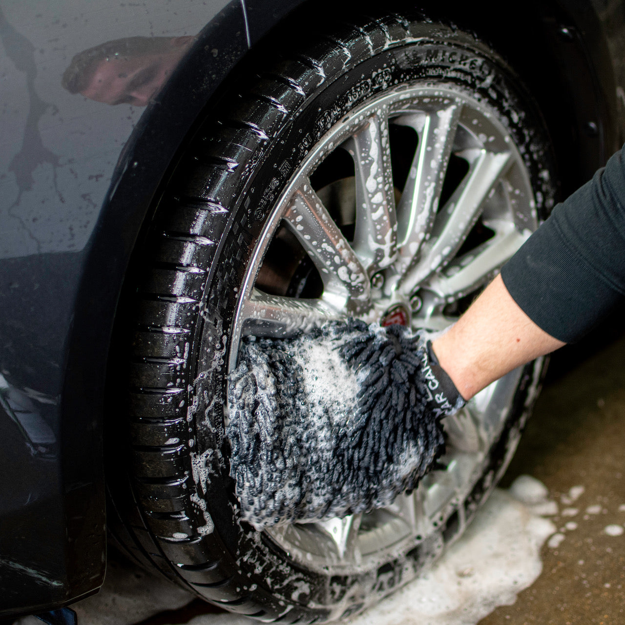 Wash mitt for wheels